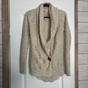 Vintage Element Sweater with Front Botton